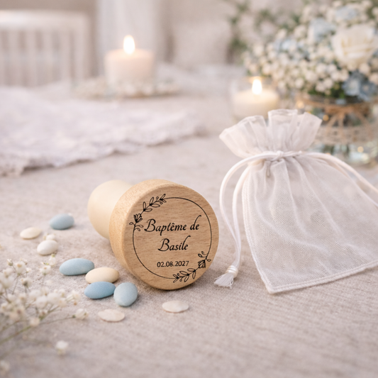 Bouchon baptême personnalisé en bois – Cadeau invité