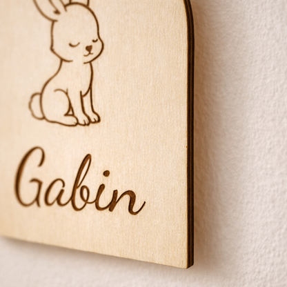 Plaque prénom décorative à suspendre en bois clair